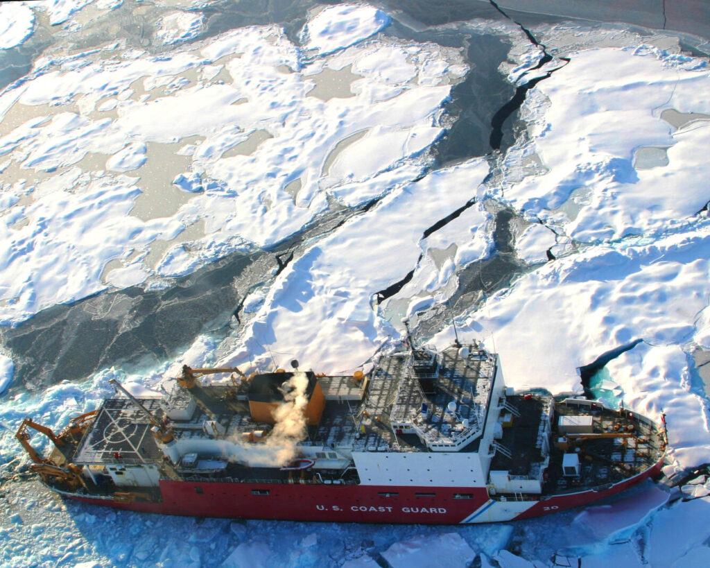 Foto: U.S. Coast Guard Cutter Healy in the Arctic. Fotograf: Jessica K. Robertson, U.S. Geological Survey